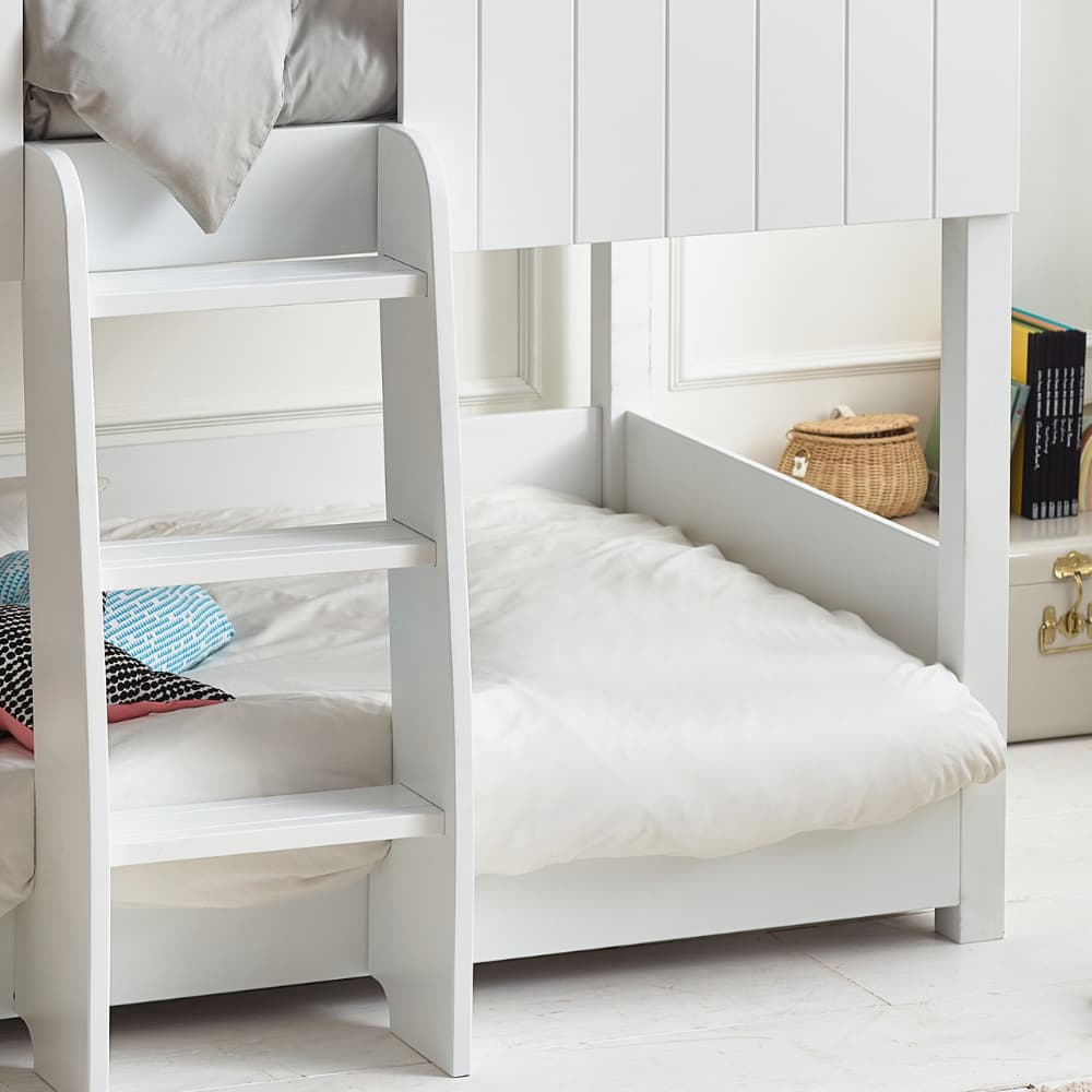 Treehouse bunk bed cheap twin over full